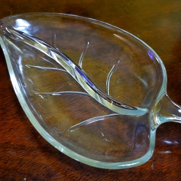 VINTAGE CLEAR GLASS LEAF SHAPED W DIVIDED CENTER PERFECT FOR CANDY/RELISH/VANITY - Picture 1 of 6